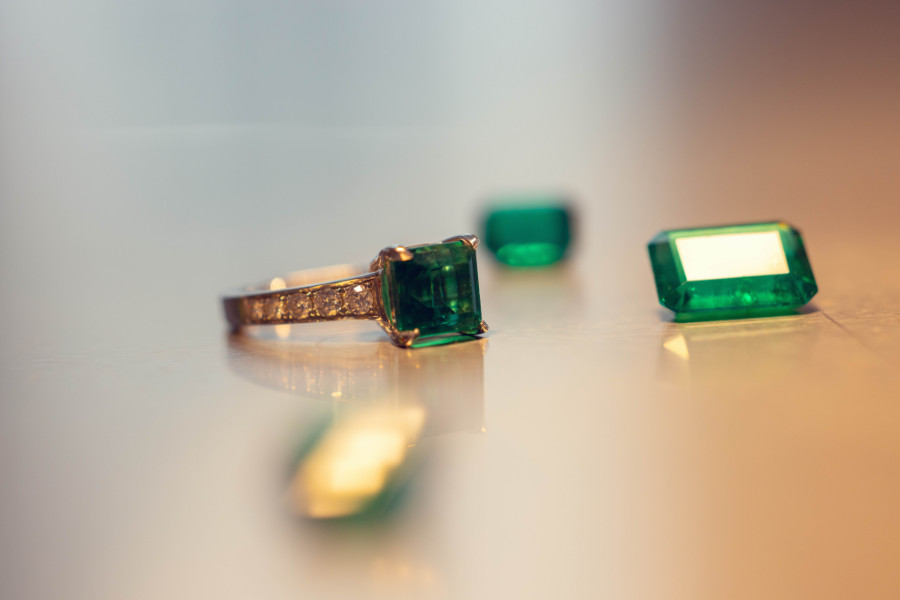 Smaradg Ring HIgh Jewellry
